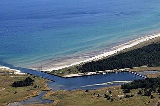 Luftaufnahme von einer Küste mit Wasserauffangbecken.