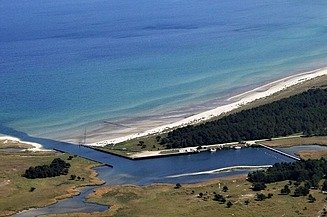 Luftaufnahme von einer Küste mit Wasserauffangbecken.