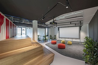 Foto vom Neubau des Innovation Center am ZÜBLIN-Campus in Stuttgart von innen. Zusehen ist ein modernes Konferenzzimmer.
