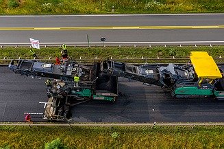 Foto zweier Asphaltbaumaschinen von oben gesehen