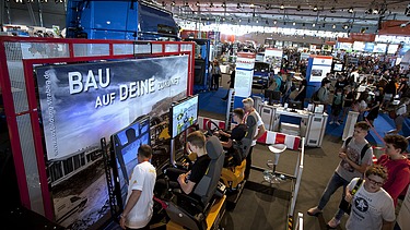 Foto von mehreren Personen vor einem Messestand
