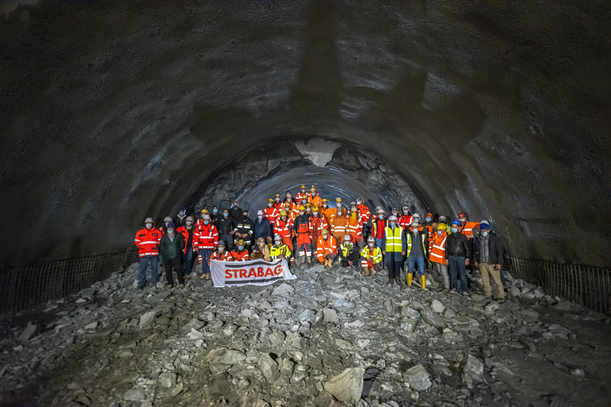 Foto von mehreren Personen bei einem Tunneldurchstich 