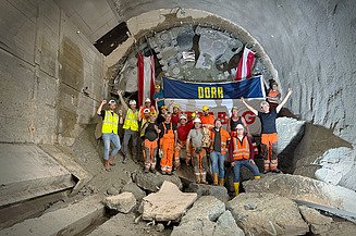 Mitarbeitende der ARGE U2 17-21 vor der Tunnelvortriebsmaschine Debohra nach dem erfolgreichen Tunneldurchschlag am Augustinplatz