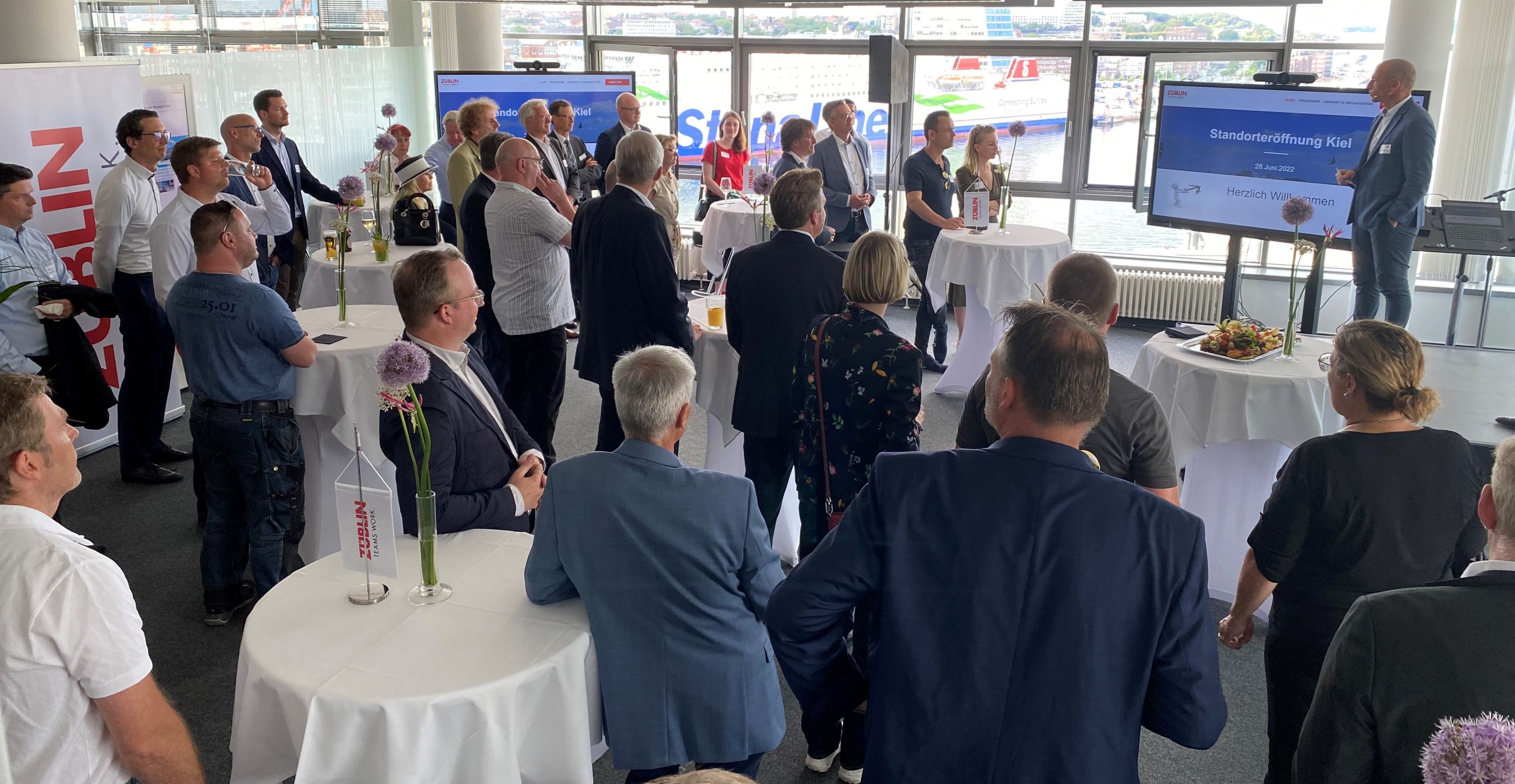 Foto von der Eröffnungsfeier zum neuen Standort in Kiel.  