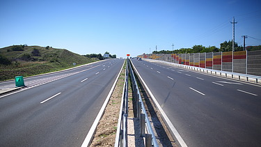 Visualisierung der baulich getrennten Fahrsteifen