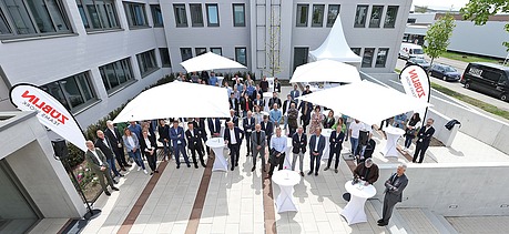 Luftaufnahme von den Mitarbeitern bei der Einweihung des ZÜBLIN-Standort Neu-Ulm.