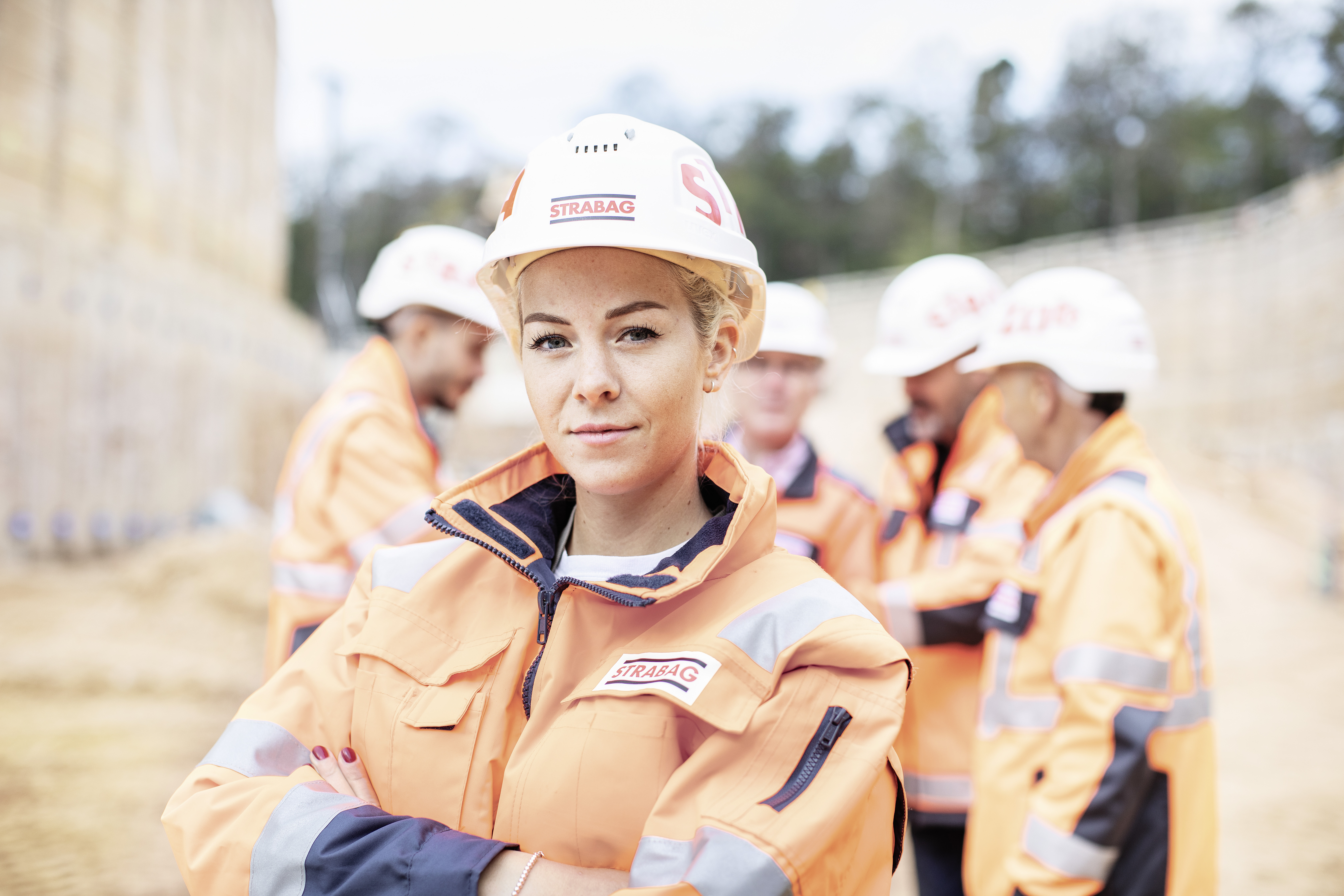 You can see a STRABAG employee in safety clothing.