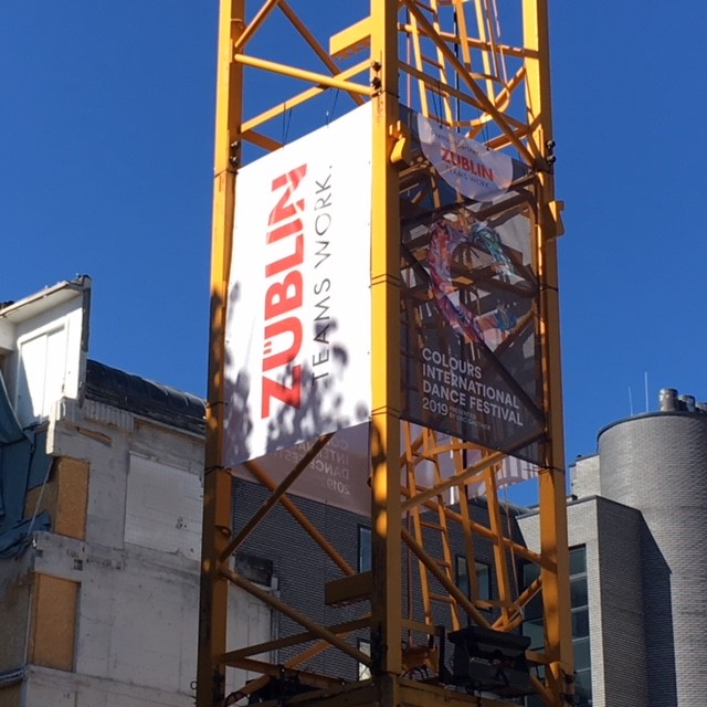 Foto von einem Kran mit ZÜBLIN Banner.  