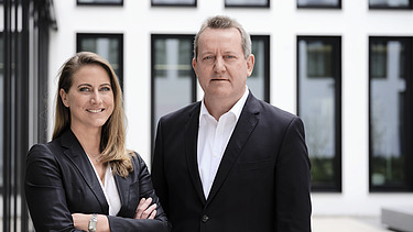 Foto von einem Mann und einer Frau die glücklich Schauen. 