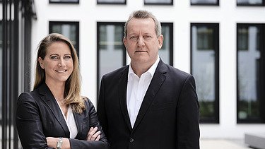 Foto von einem Mann und einer Frau die glücklich Schauen. 