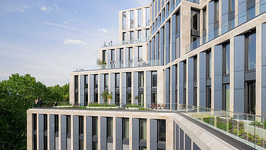 Fassade, an der lange blaue Elemente angebracht sind