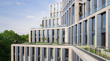 Fassade, an der lange blaue Elemente angebracht sind