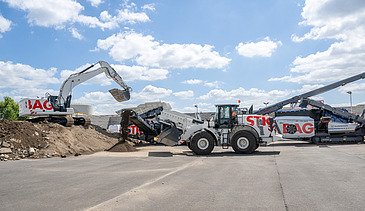 Foto von einem Radlader und Bagger auf der Baustelle