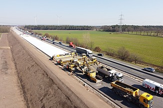 Das Bild zeigt den Betondeckeneinbau Ende März 2022 durch ein STRABAG-Projektteam auf einem Teilabschnitt der 30 km langen Strecke zwischen Lohne und Bramsche.