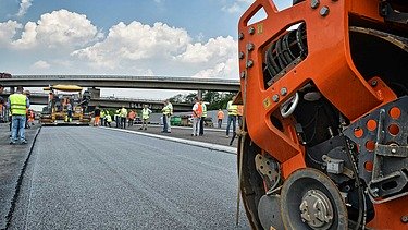 Foto einer Asphalteinbaumaschine auf frischem Asphalt