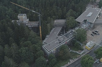 Foto in der Vogelperspektive von einem Wald in dem sich eine Baustelle befindet. 