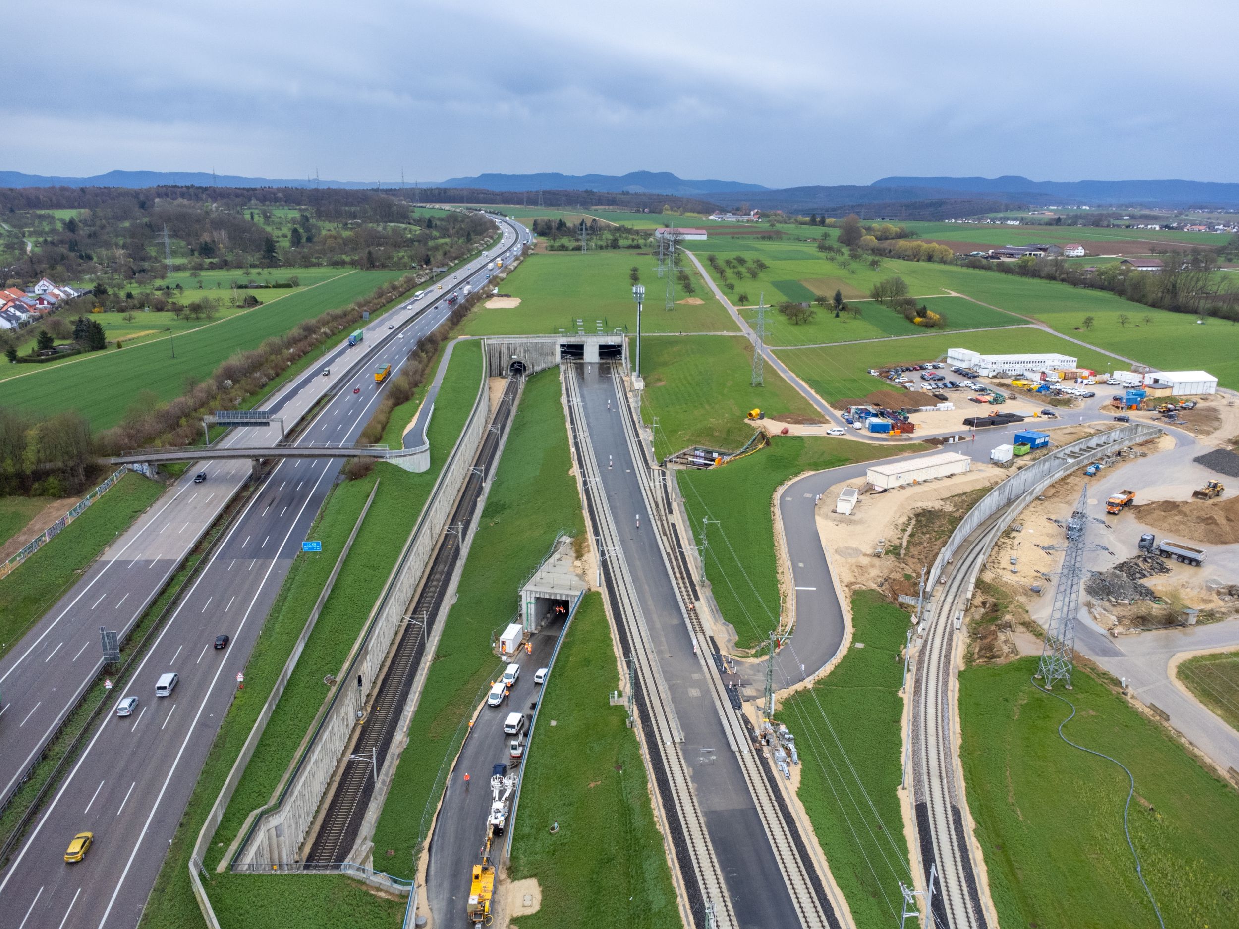 Luftaufnahme von einer Autobahn an der Große Wendlinger Kurve.
