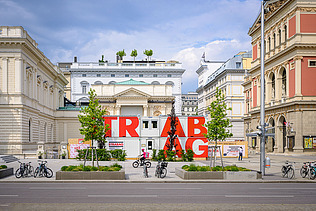 Foto von mehreren STRABAG Containern, die zwischen zwei historischen Gebäuden stehen