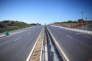 Visualisierung der baulich getrennten Fahrsteifen