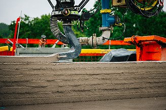 Foto eines automatisch gesteuertem Mastausleger des Betondruckers Instatiq P1