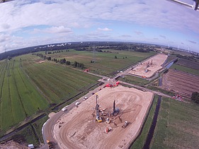 Das Bild zeigt Erdarbeiten mit schwerem Gerät in einer Fischaugeperspektive