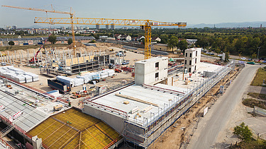 Baustelle mit großen Kränen