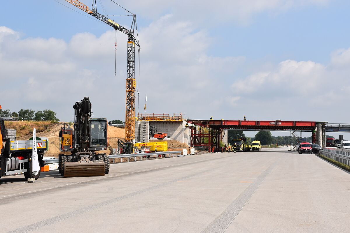 Im Hintergrund entsteht aktuell die neue Brücke an der Anschlussstelle Holdorf.