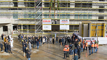 Totalaufnahme vom Richtfest von der Baustelle des Gymnasiums in Köln Deutz. 