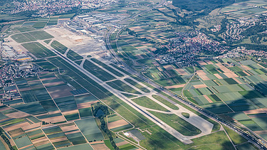 Luftbild der Runway vom Flughafen Stuttgart