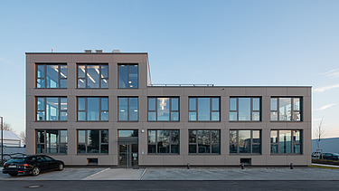 Foto vom L-Förmigen Erweiterungsbau des ZÜBLIN Konzernhaus in Neu-Ulm.