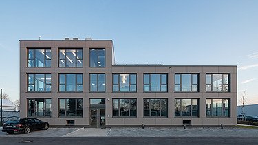 Foto vom L-Förmigen Erweiterungsbau des ZÜBLIN Konzernhaus in Neu-Ulm.
