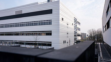 Foto von einem weißen Bürogebäude von der Seite.     