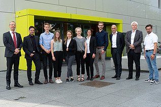 Foto von mehreren Personen die freundlich schauen.     