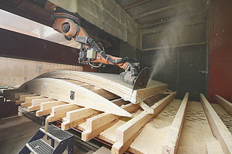 Foto vom sägen von Holz. 