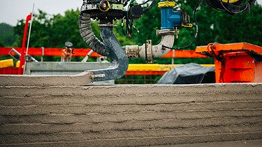 Photo of a photo of an automatically controlled boom of the Instatiq P1 concrete printer