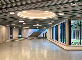 Foto von dem Foyer des modernen Bildungscampusses Innerfavoriten, in der Decke ist ein rundes Fenster