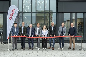 Feierlich wird das Einweihungsband vor der Neue ZÜBLIN Timber Zentrale in Aichach zerschnitten .