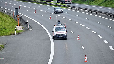 Foto eines Fahrzeuges mit einem mobilen Vermessungsgerät auf einer vierspurigen Autobahnstrecke