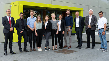 Foto von mehreren Personen die freundlich schauen.     