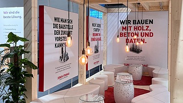 Foto von einem Messestand von STRABAG im Erdgeschoss.  