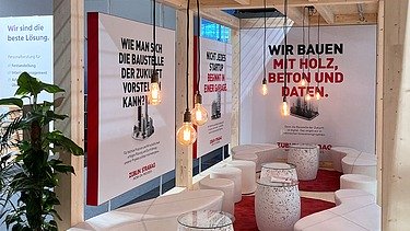 Foto von einem Messestand von STRABAG im Erdgeschoss.  