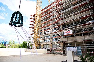Foto vom Richtfest der nachhaltigen Bürokomplex.