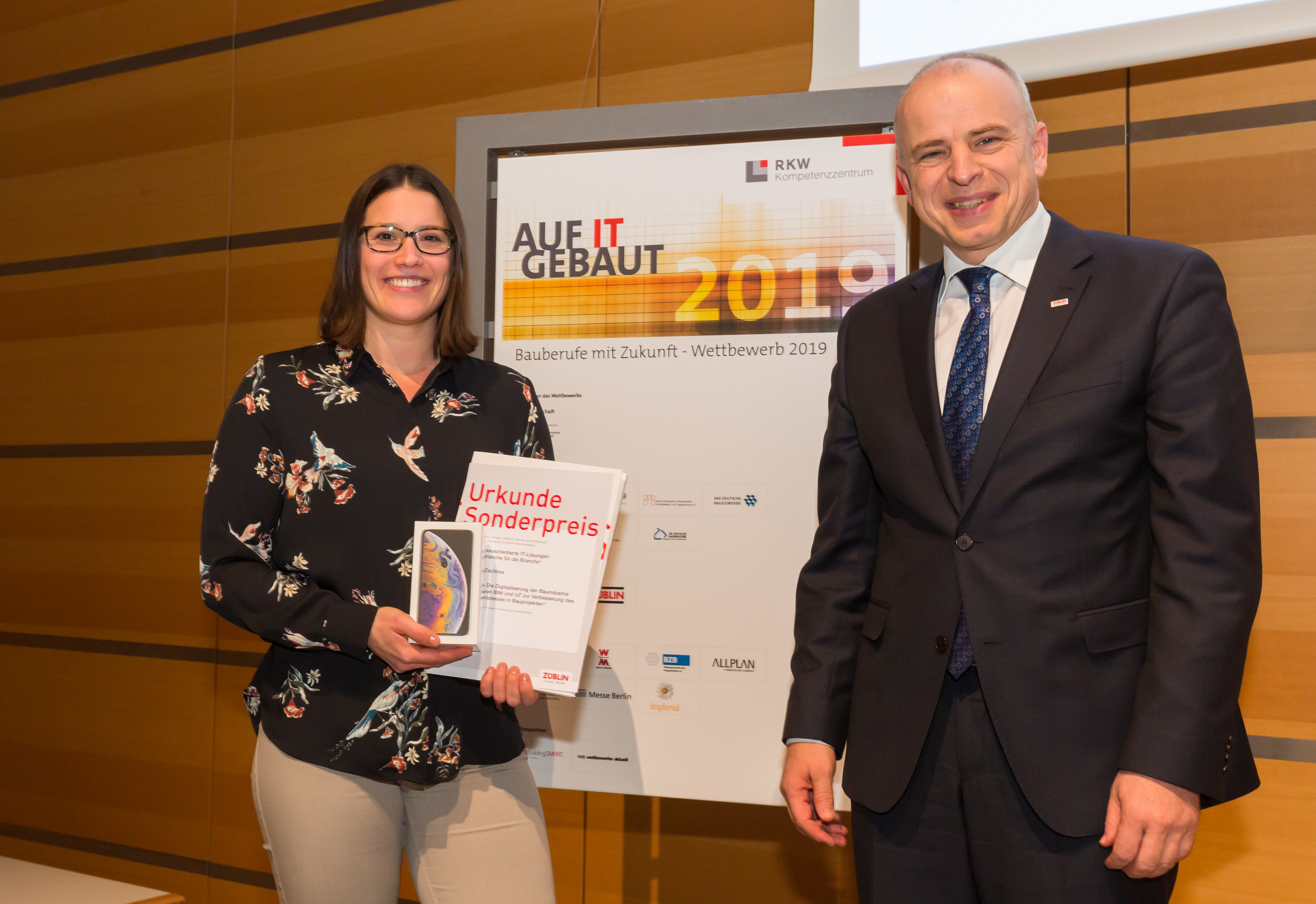 Dr. Ulrich Klotz, Vorstandsmitglied der Ed. Züblin AG, überreicht den ZÜBLIN-Sonderpreis an die diesjährige Preisträgerin Elisabeth Zachries von der Technischen Universität München.
