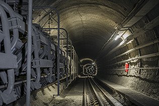 Foto vom Inneren des Steinbruchs in Saalfelden, ein Tunnelschacht mit Schienen