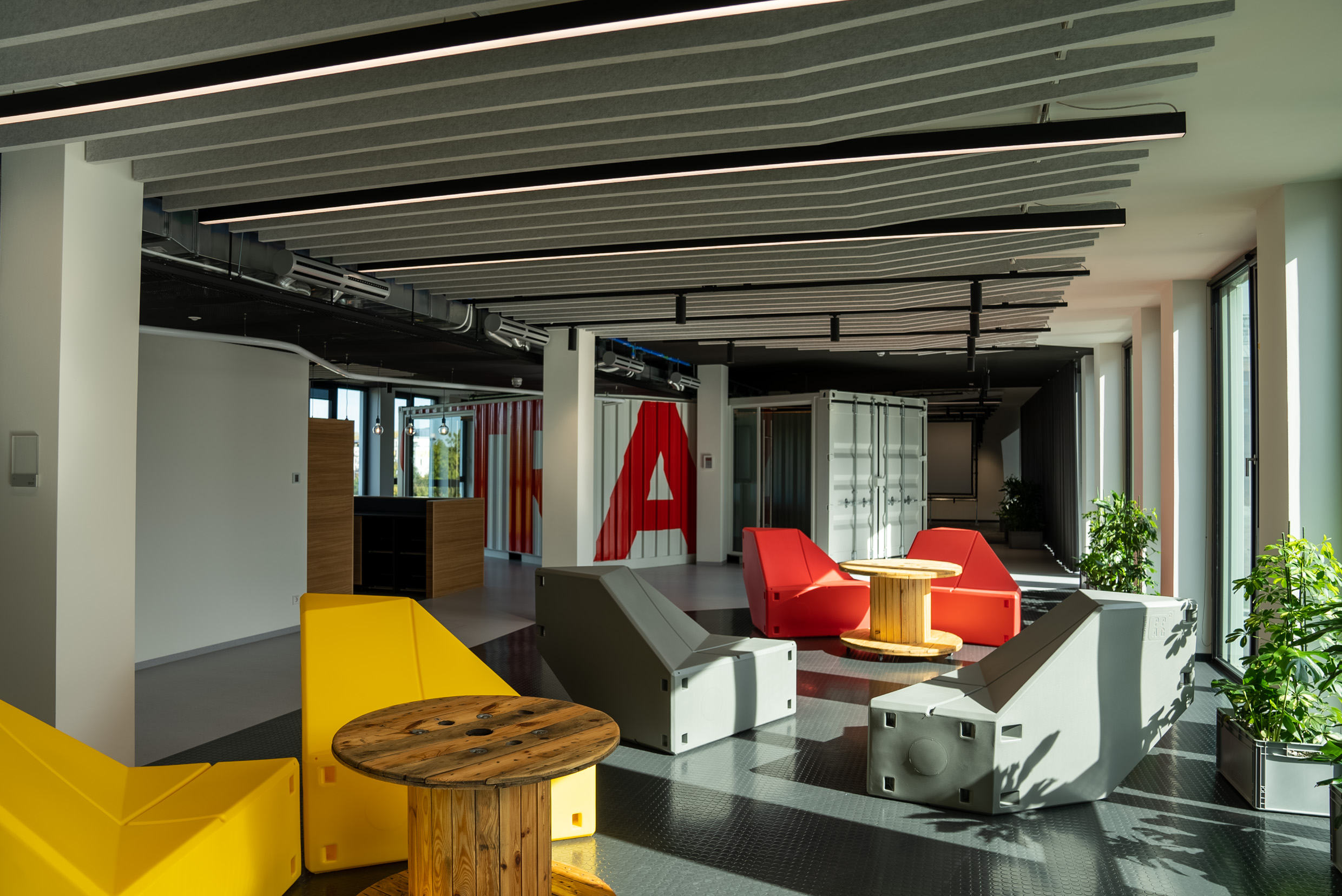 Foto von einer All Hands Bereich im Innovation Center in Stuttgart. 