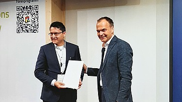 Foto bei der Verleihung des Sonderpreises des Wettbewerbs „Auf IT gebaut“.  