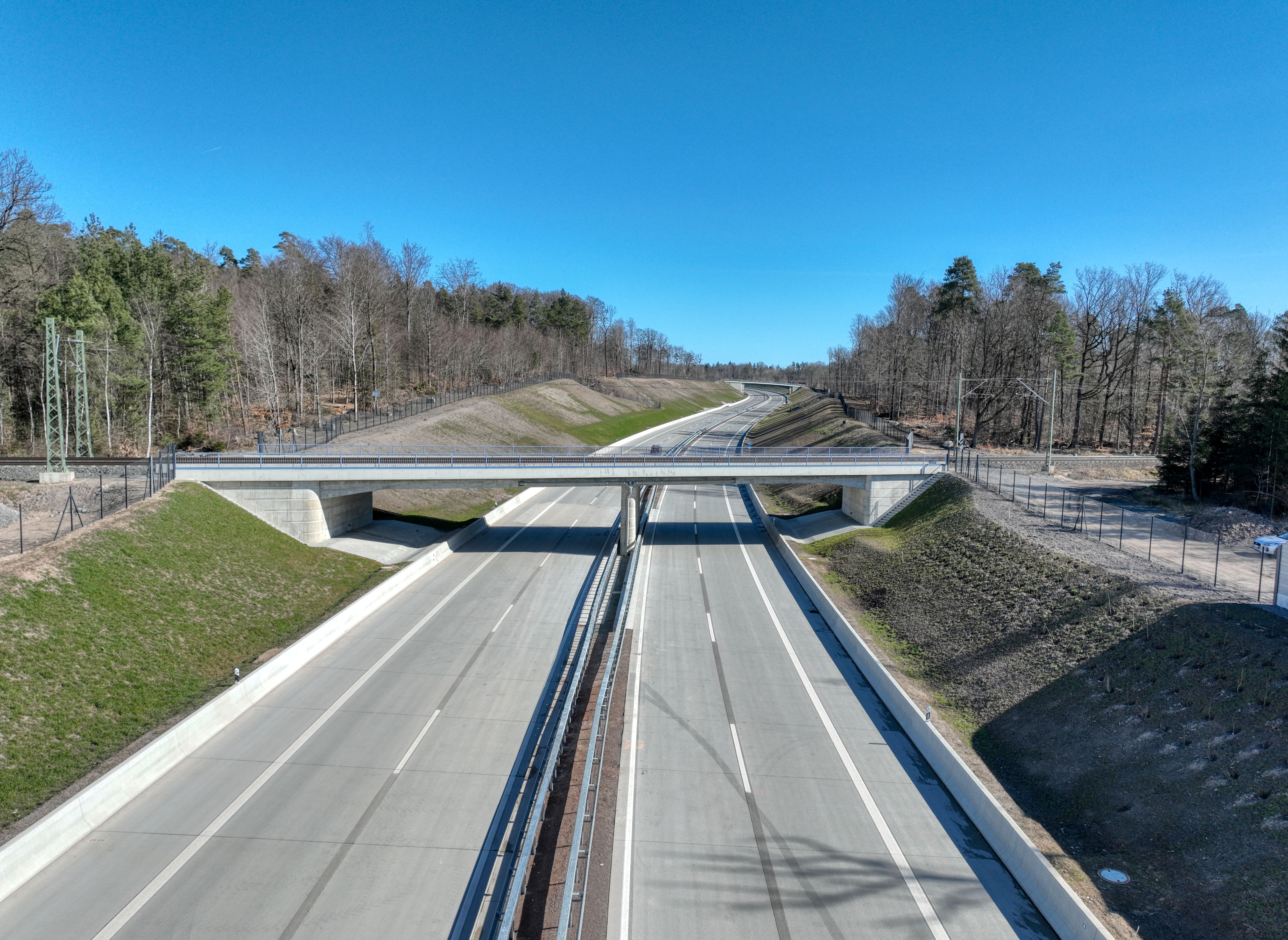 Bahnbrücke, die über eine Autobahn führt