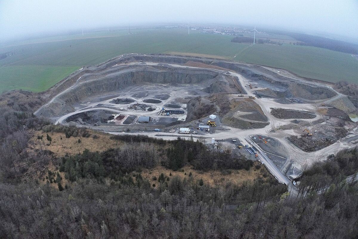 Luftaufnahme des Kalksteinbruchs Eigenrieden der Mineral Baustoff GmbH in Thüringen