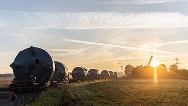 Foto von mehreren Filterkesseln für die neue Trinkwasseraufbereitungsanlage bei untergehender Sonne