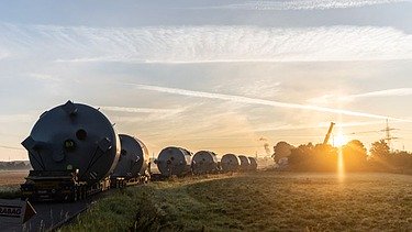 Foto von mehreren Filterkesseln für die neue Trinkwasseraufbereitungsanlage bei untergehender Sonne